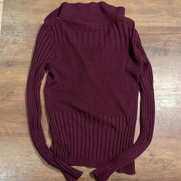 Cashmere dark red ribbed sweater v-neck top buttoned from Icône ( Simons ) - Picture 9 of 11